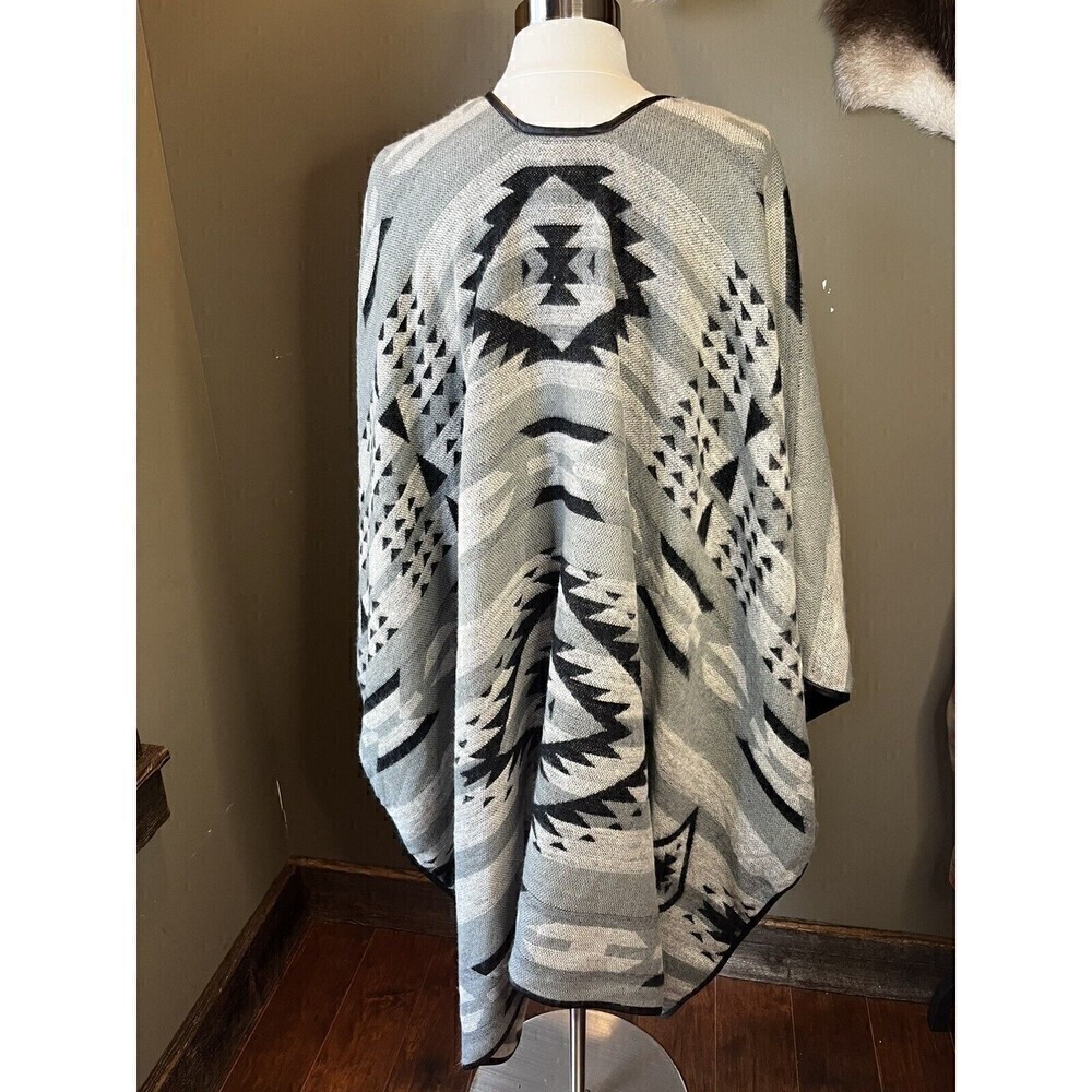Coco and carmen cozy poncho wrap sweater Western Print OS - Picture 4 of 5